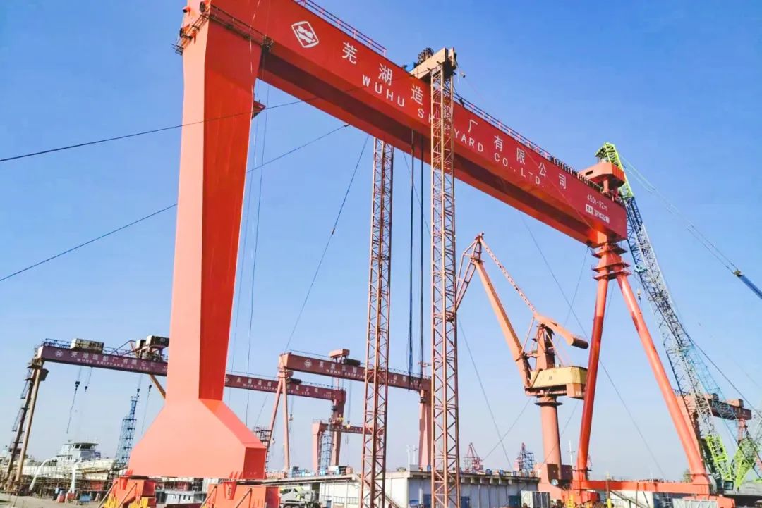 卫华为芜湖造船厂制造的450吨造船门机顺利吊装(图1)
